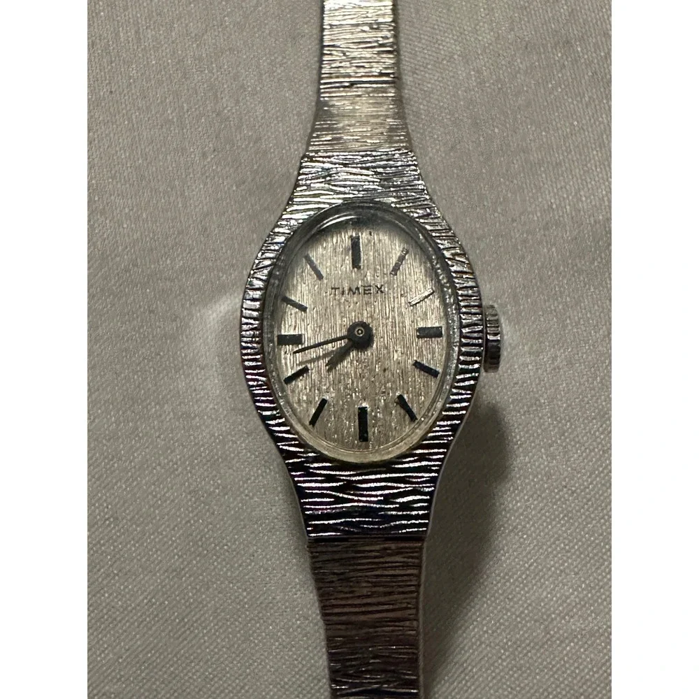 Vintage Timex Ladies Silver Tone Bark Textured Band‎ Oval Watch